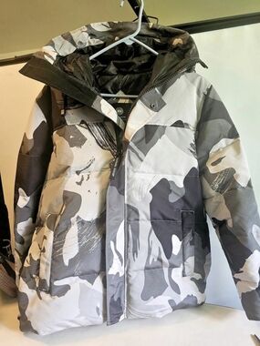 Canada Goose Camo Puffer Jacket in Gray & Black label Size Large